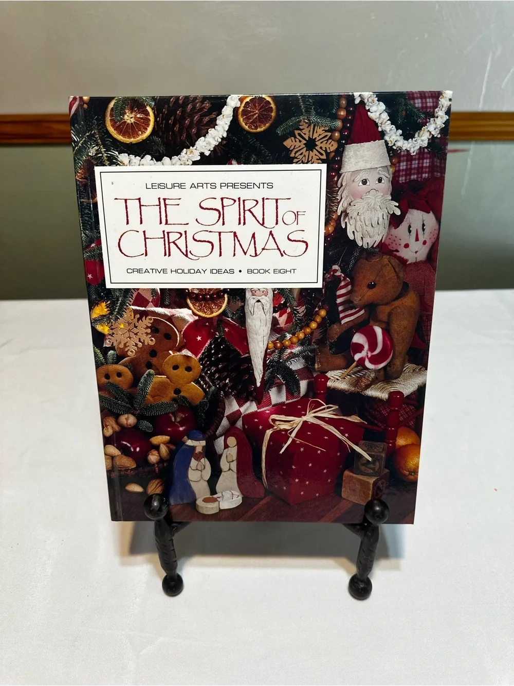 Leisure Arts The Spirit of Christmas Book - Red Holiday Cover
